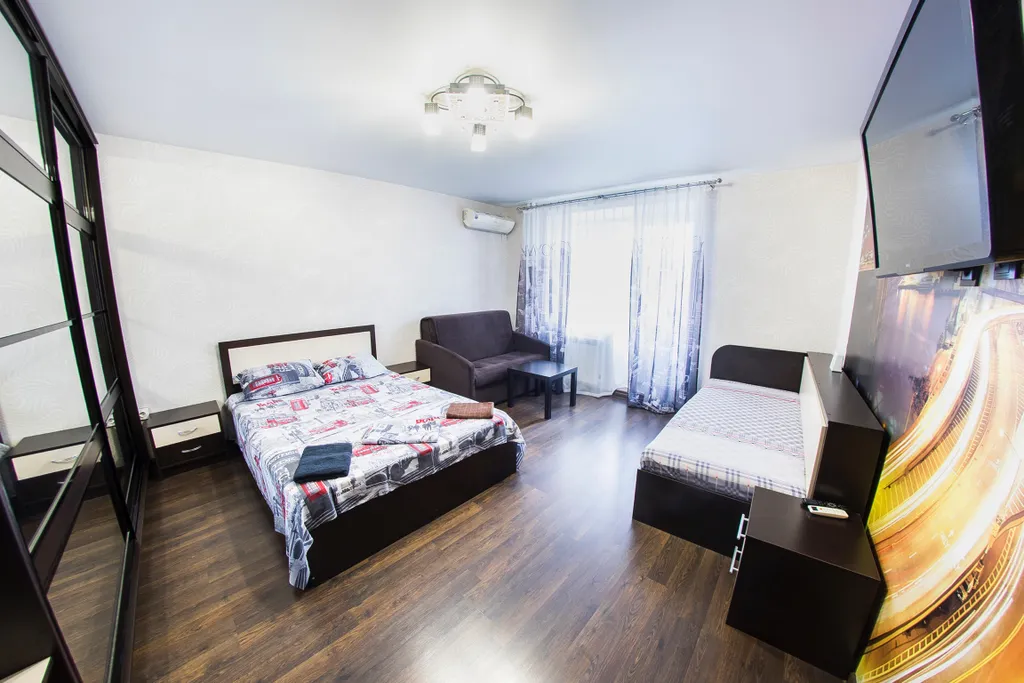 Апартаменты возле ТЦ Триумф с балконом