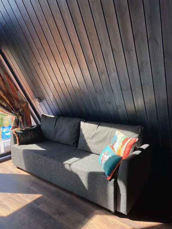 Smaland Musta House на берегу реки