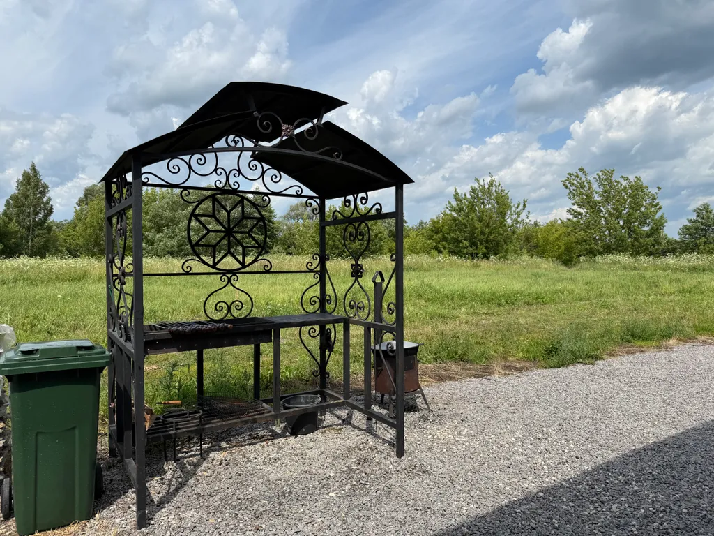 Дом с банным чаном на берегу реки Вожа