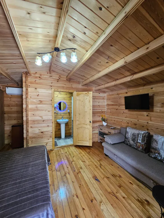 Коттедж Эко домик с парковкой рядом с горной рекой — Гагра