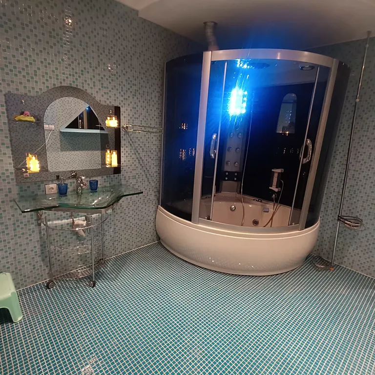 Уютная трёхкомнатная квартира с видом на залив в центре города