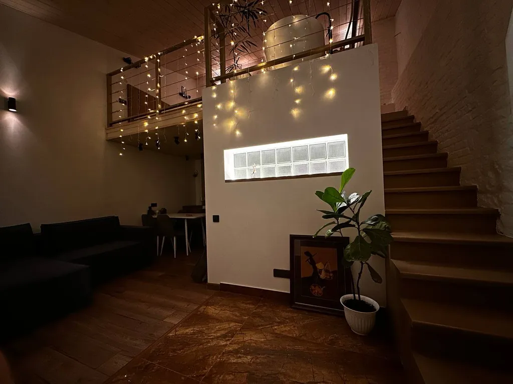 Двухуровневый номер-студия в стиле лофт с открытой ванной Нежность