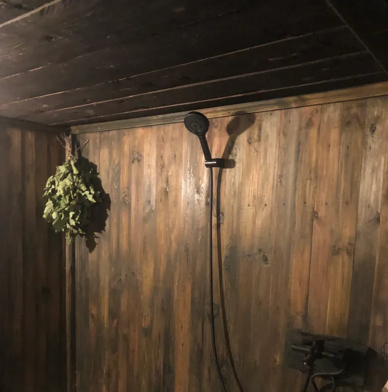 Маленький дом увитый виноградом