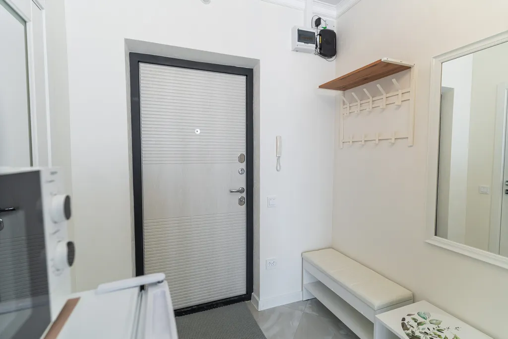 Стильная студия с потрясающим видом на море и город