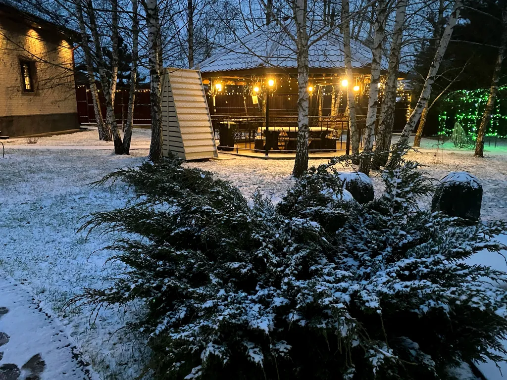 Современный новый дом с баней и банным чаном и бассейном