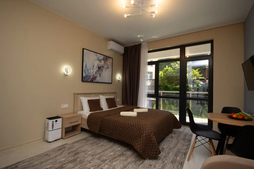 Апартамент с бассейном и балконом