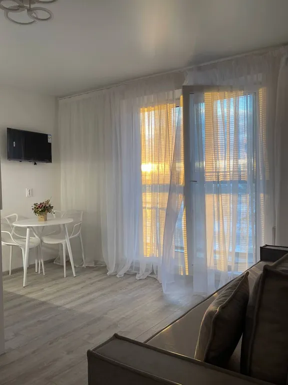 Уютная студия у озера с видом на лес