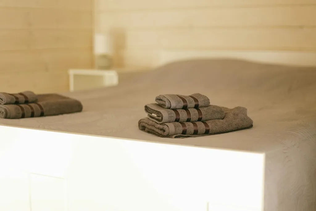 Уютный дом в лесу с видом на залив