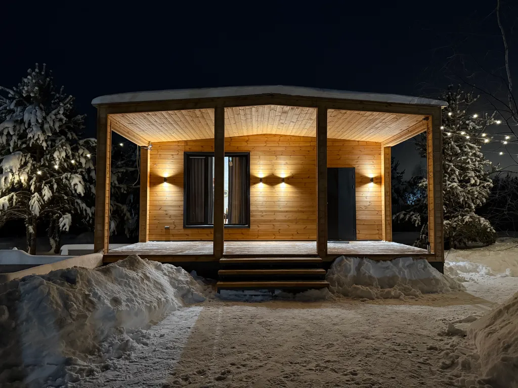 Уютный дом с чаном на опушке леса