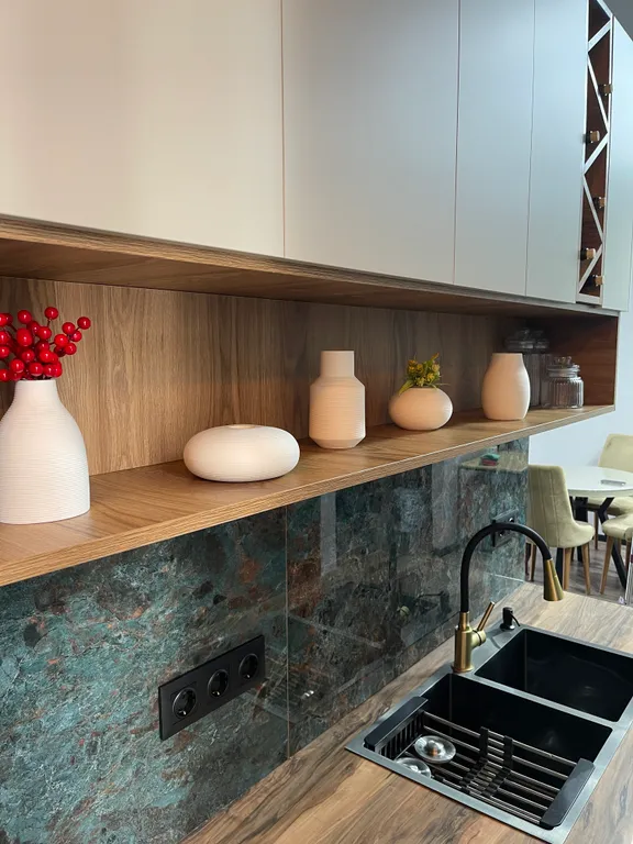 Stylish apartment with mountain and metro views