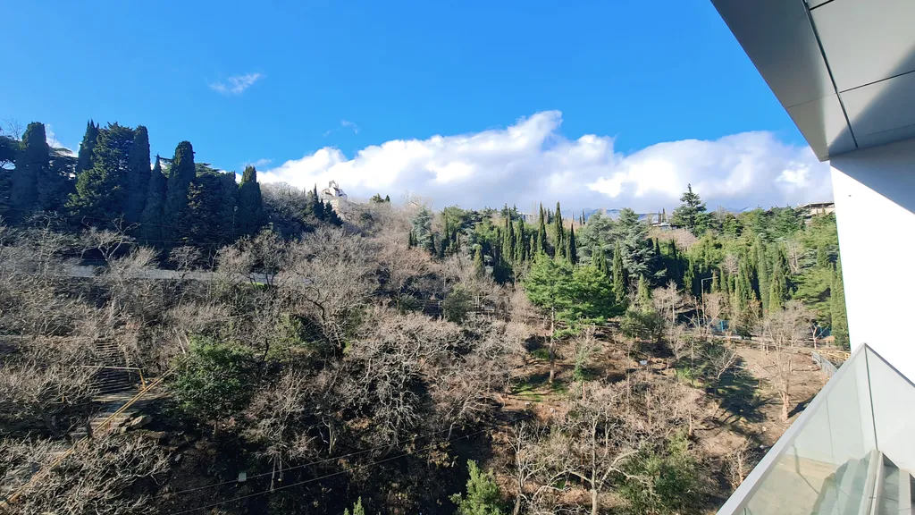 Квартира-студия с изолированной спальней и балконом в приморском парке