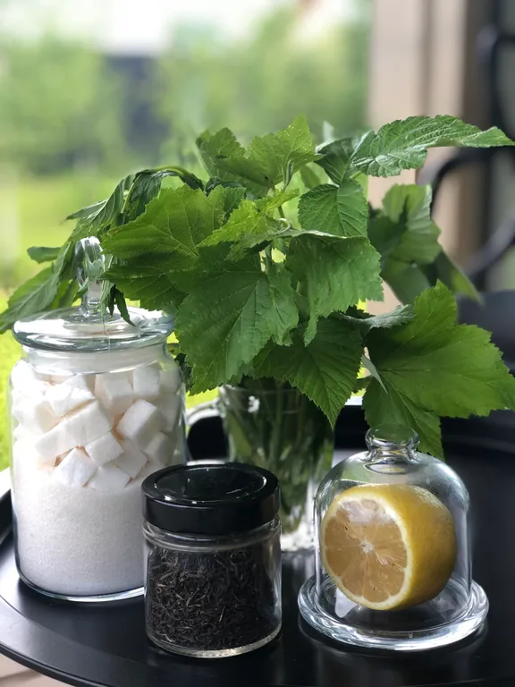 Атмосферный дом с камином около леса