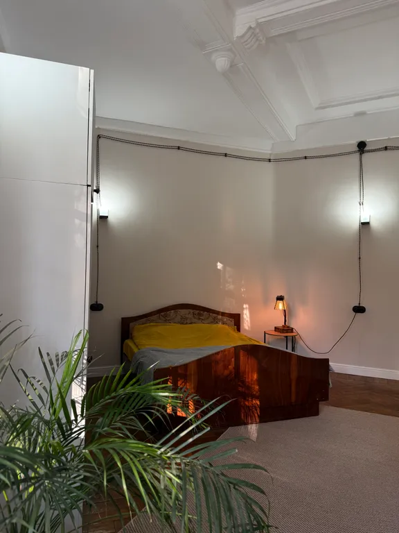 Апартаменты в сталинском доме с панорамным балконом у берега моря