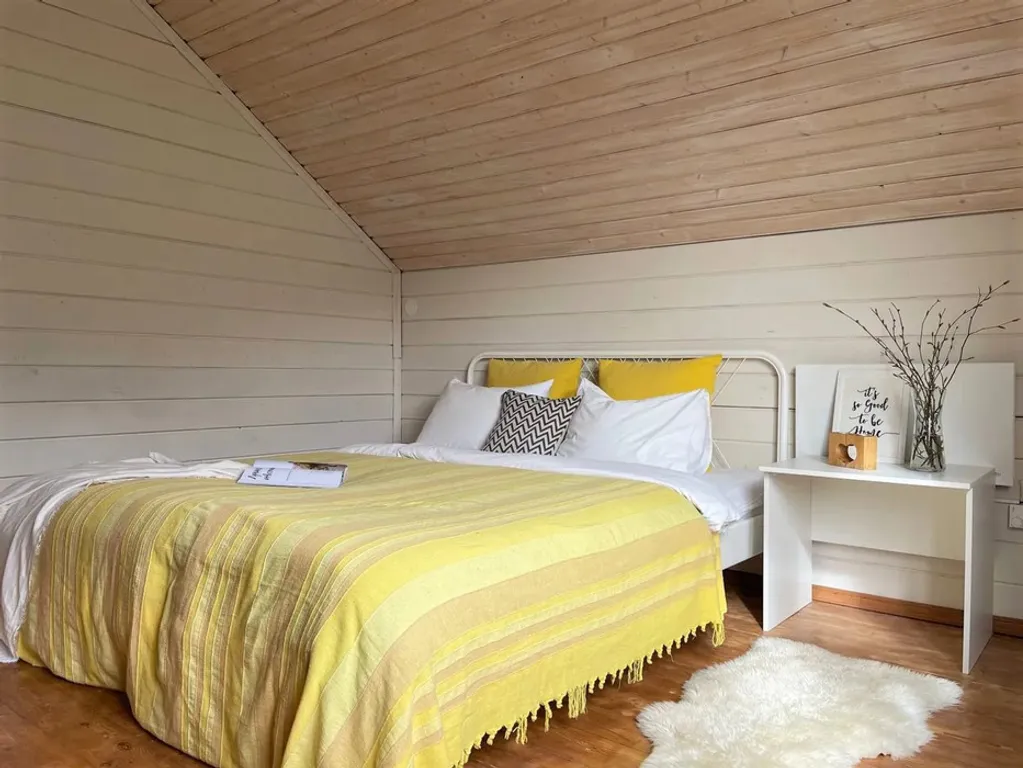 Дом с камином и с большим фруктовым садом