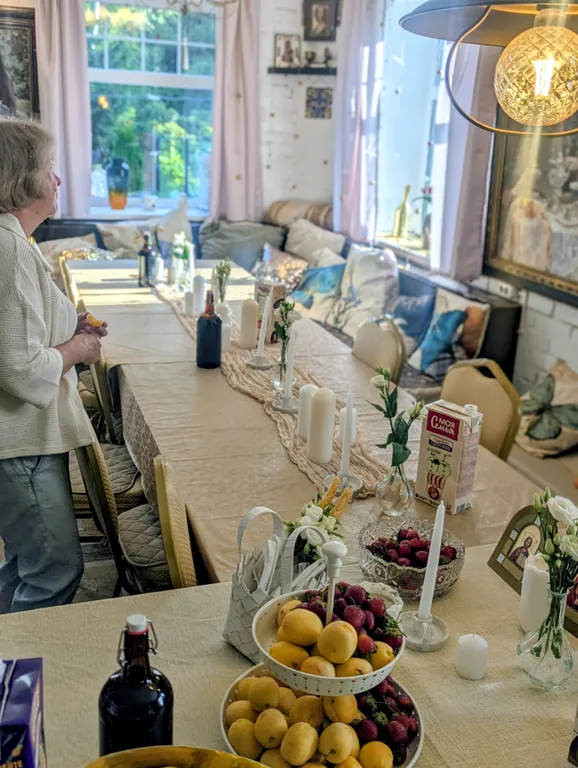 Большой красивый дом с камином в лесу