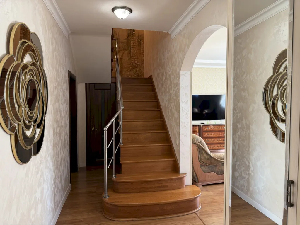 Дом с террасами и видом на море, рядом с центром