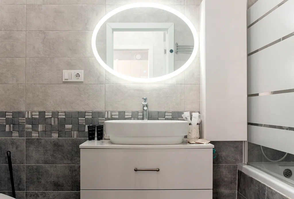 Дом Кантри со своим двором и парковкой