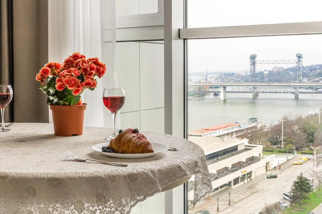 Видовая квартира на набережной с витражными окнами