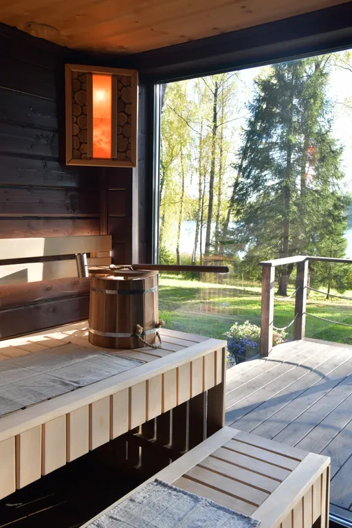 Дом на семью или компанию в лесу у большой воды