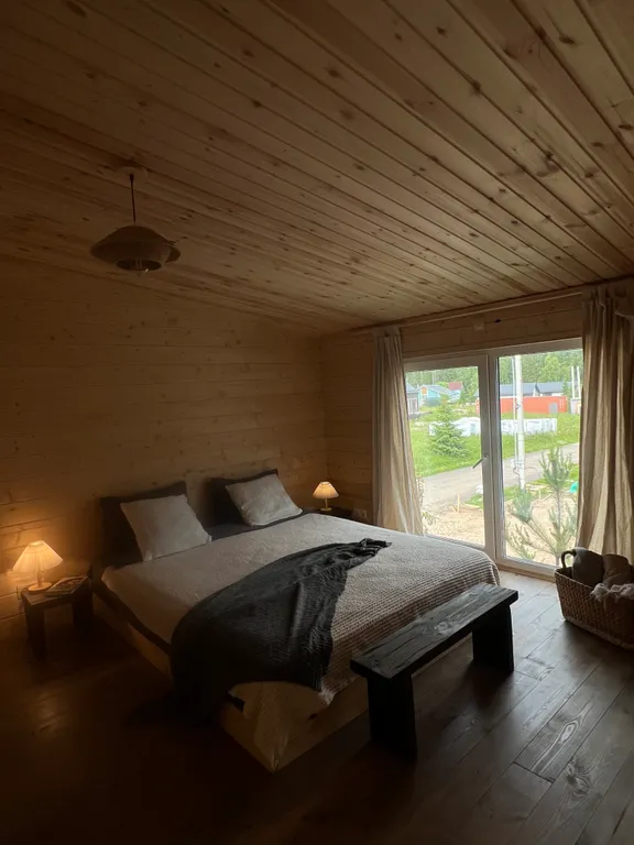 Уютный стильный новый дом с баней в окружении берёзовой рощи