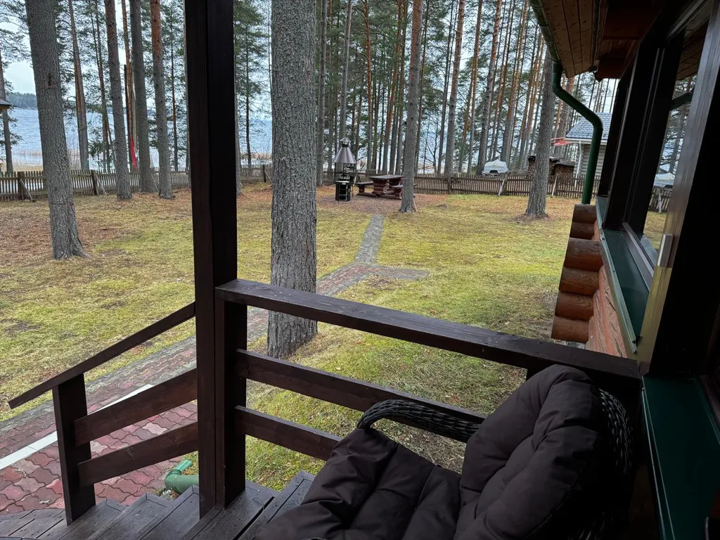 Уютный гостевой дом из бревна у озера