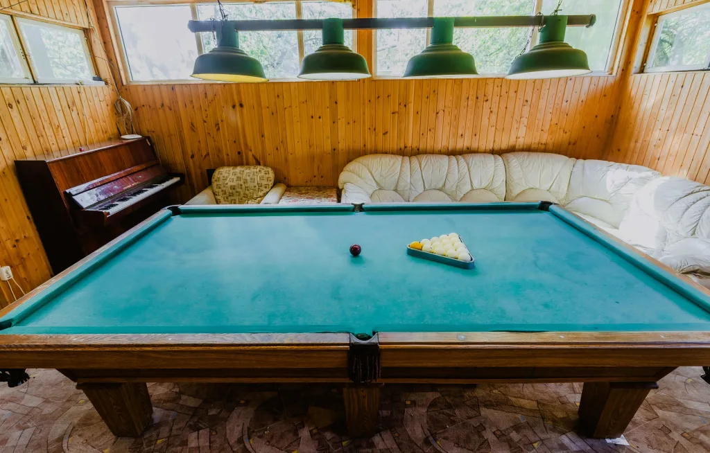 Коттедж с бильярдом и панорамной закрытой террасой