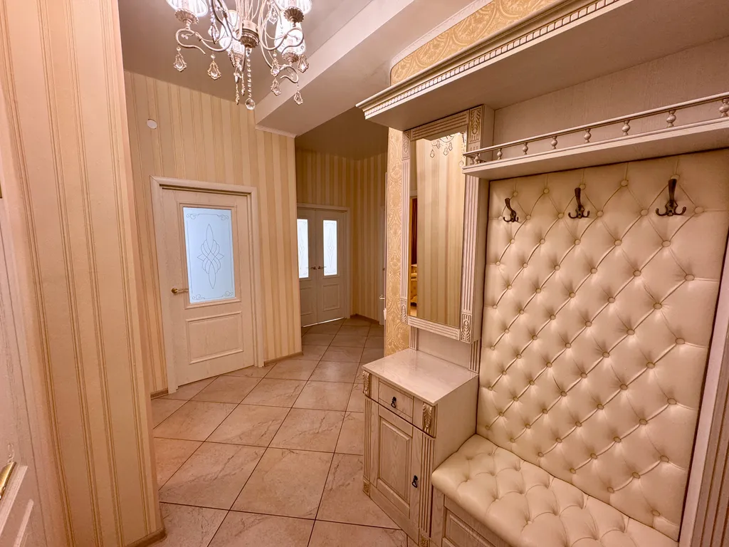 Трехкомнатная квартира возле ТЦ Европа