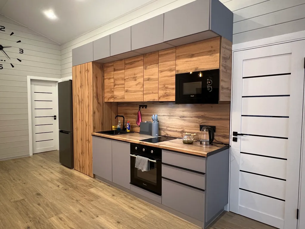 Дом с панорамными окнами в лес