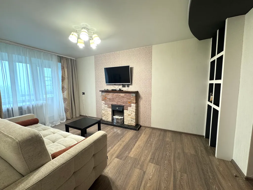 Двухкомнатная квартира люкс класса с камином в центре