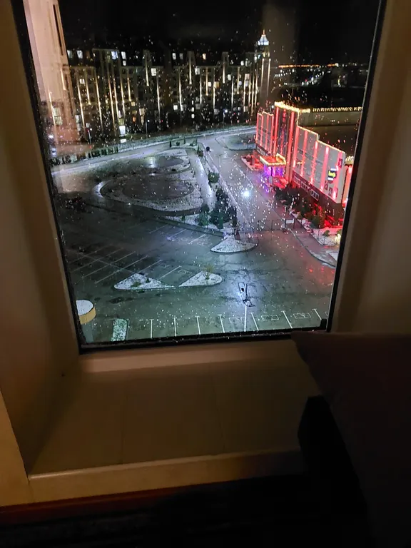 Уютная квартира с панорамными окнами в пол и красивым видом на парк