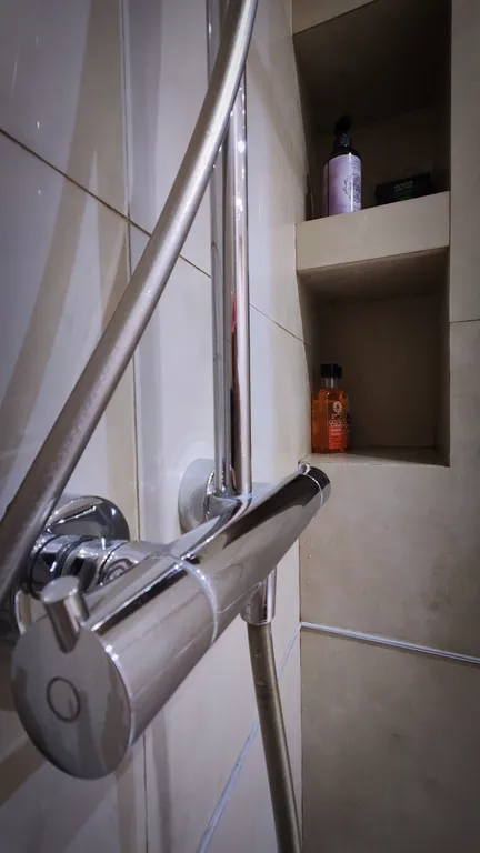 Квартира с массажным креслом и аквариумом