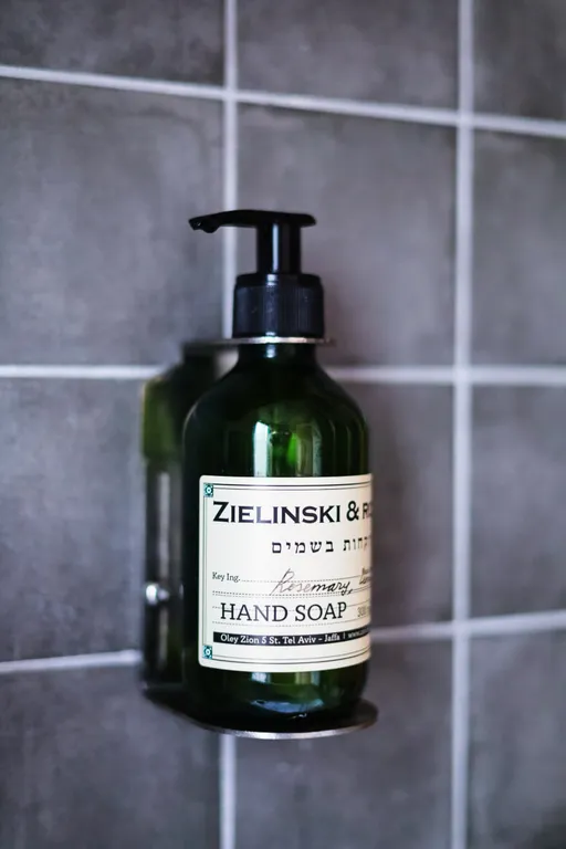 Белый дом на берегу водохранилища