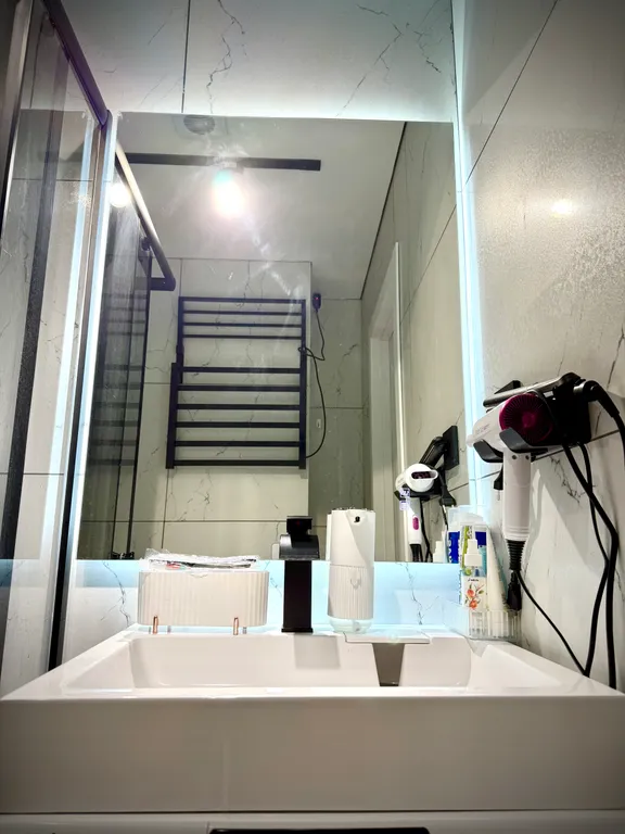 Новый дом в центре города. Елка и сервировка есть