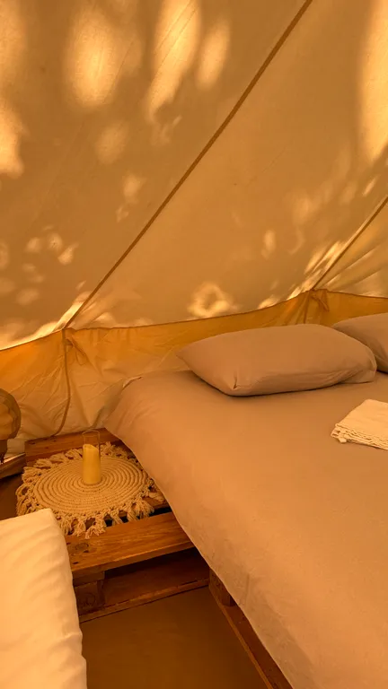 Большой шатёр в кемпинге вблизи озера