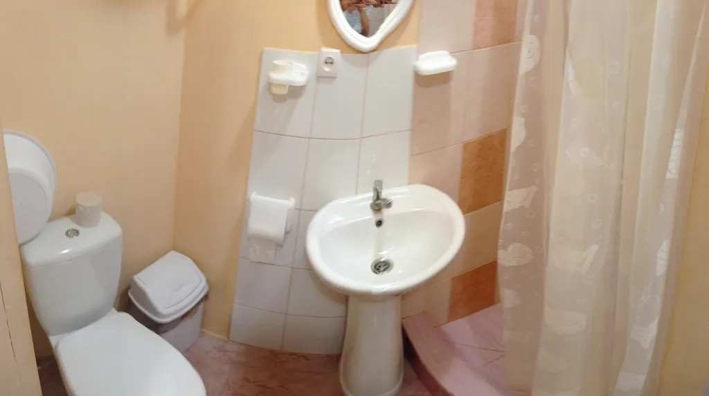 Квартира Квартира Отдельный однокомнатный домик с кухней, санузлом и двориком с беседко — Судак