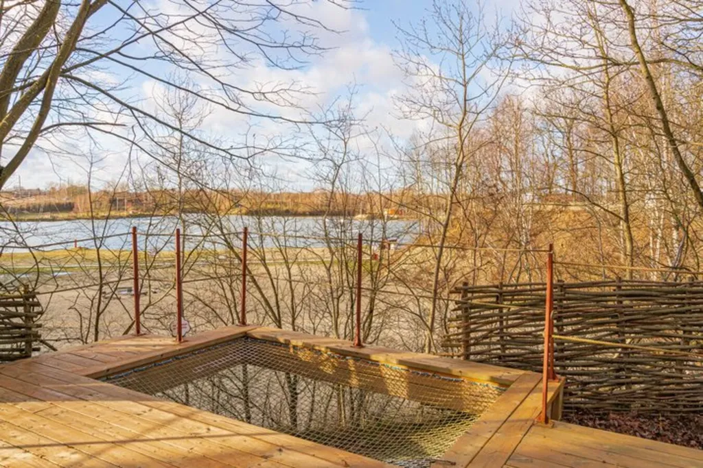 Глэмпинг сфера для семьи у озера