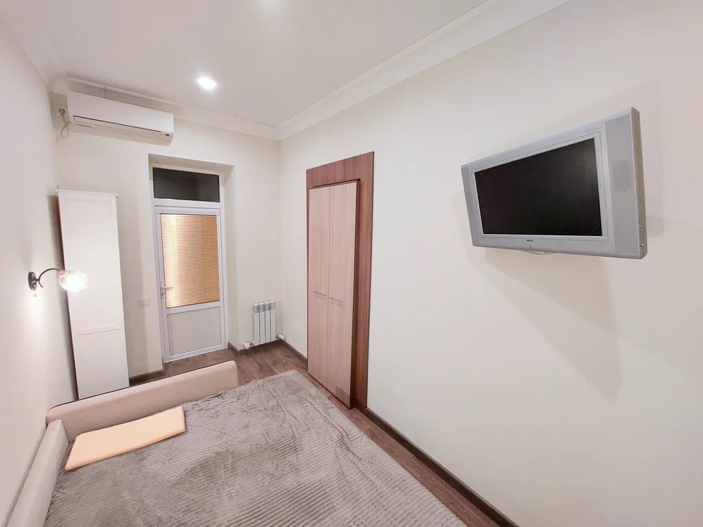 Квартира с балконом в 50 метрах от набережной Ялты