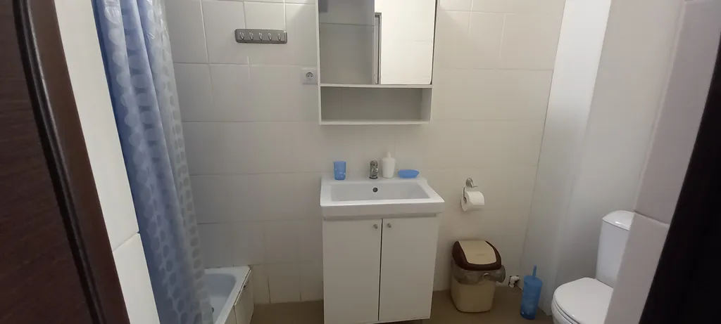 Спальня, кухня с диваном, веранда