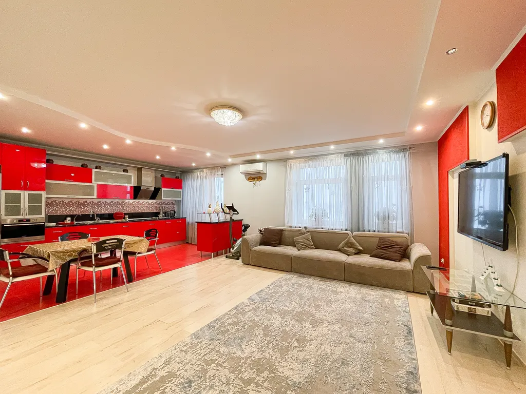 Просторная квартира в центре с видом на залив и замок