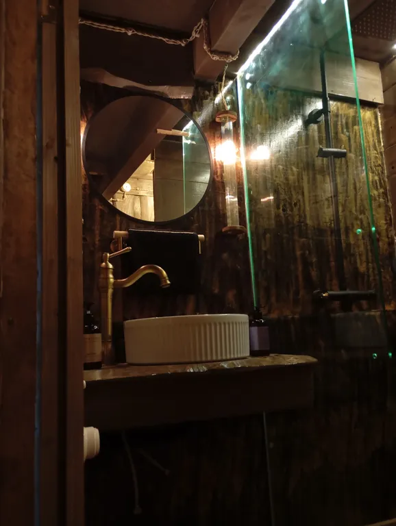 Изба с уютом детства, деревенский дом с баней и русским бытом