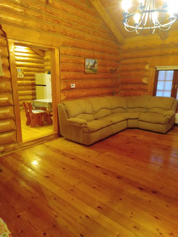 Бревенчатый дом с конюшней на озере