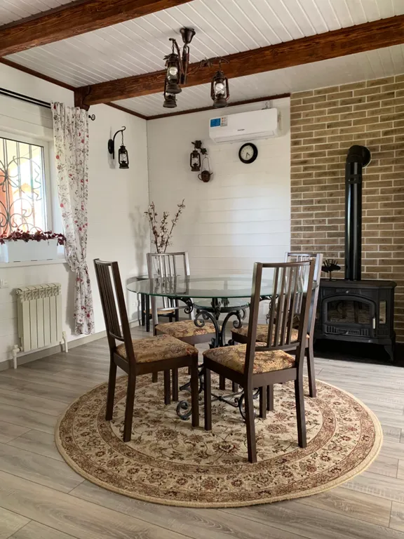 Дом у пруда