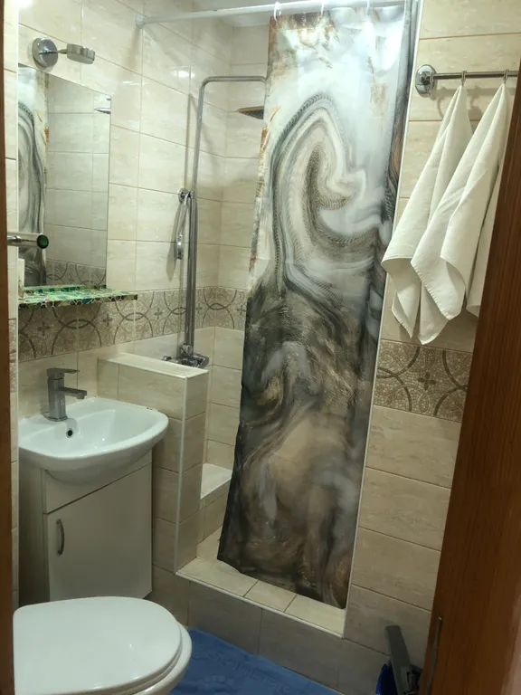 Уютная двухкомнатная квартира в центре Пицунды