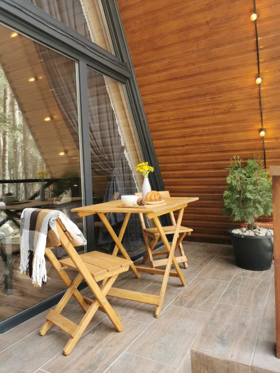 Треугольный дом с огороженной территорией