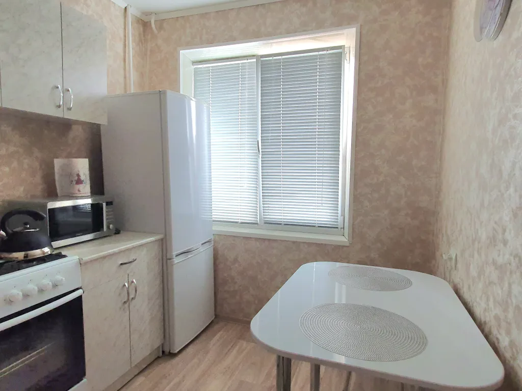 Однокомнатная в брусничных тонах