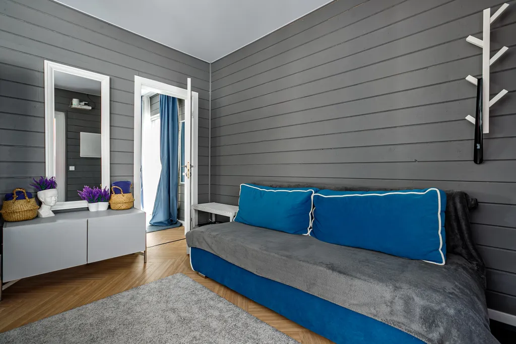 Grey House с дикими зайцами