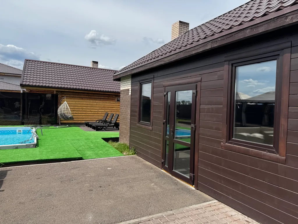 Коттедж с теплым бассейном и баней в 15 минутах от города