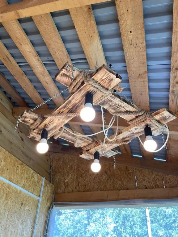 Уютный домик рядом с озером в природном тихом месте