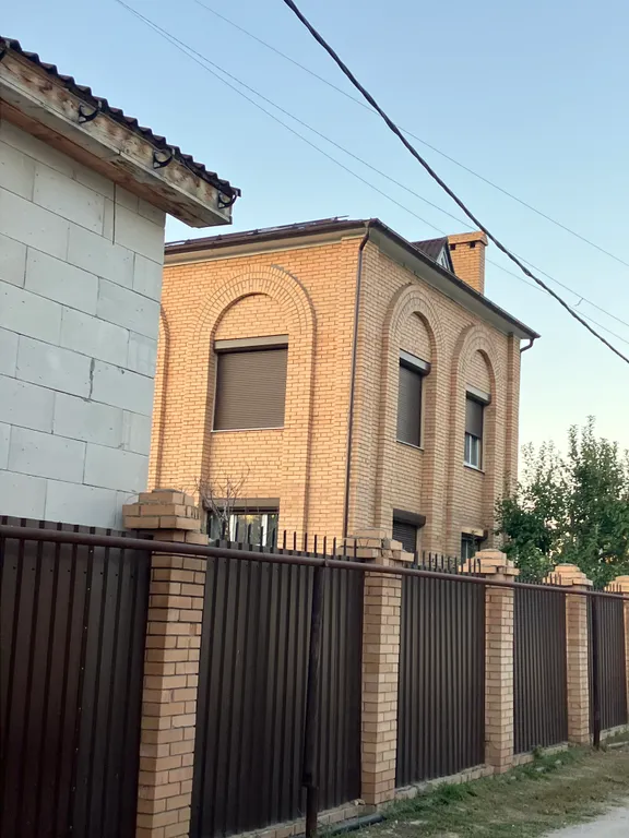 Трехэтажный коттедж с бассейном на берегу Волги