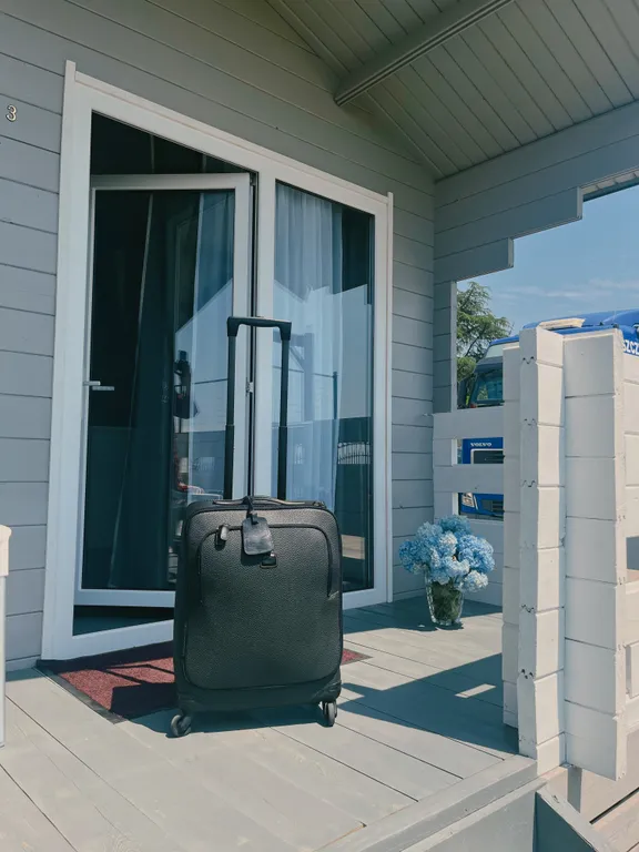 Ваш личный домик у моря с видом на бассейн